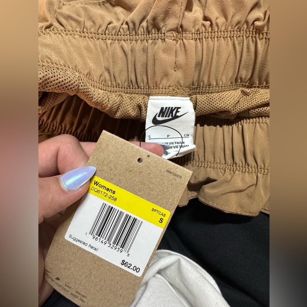 Women’s Nike shorts - Picture 2 of 2